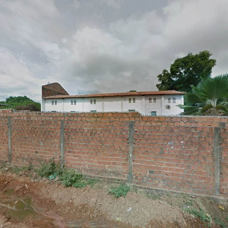 Fachada de um imóvel em São Luís, com muro frontal e área arborizada